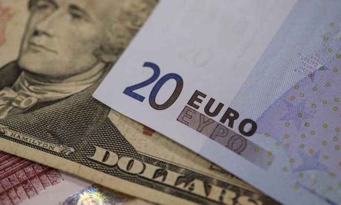 notas de euro e dolar