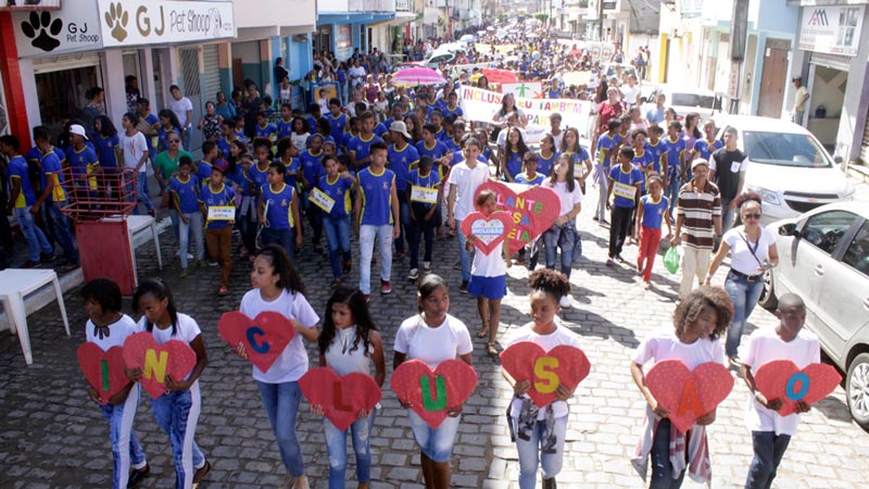 Estudantes da rede de ensino de Ubaitaba na caminhada da Semana da Inclusão (3).jpg