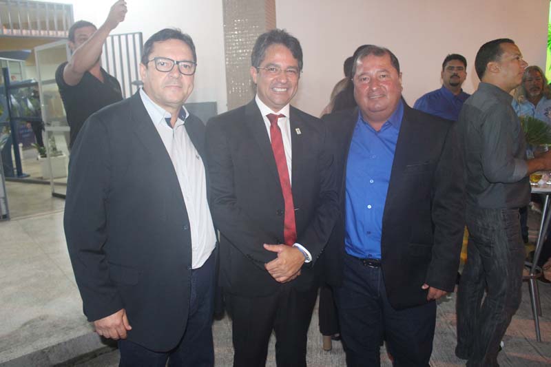 Secretário Executivo da Amurc Luciano Veiga, Reitor Alessandro Santana e o Presidente da Amjurc, Aurelino Cunha  FOTO VIVIANE CABRAL.jpg