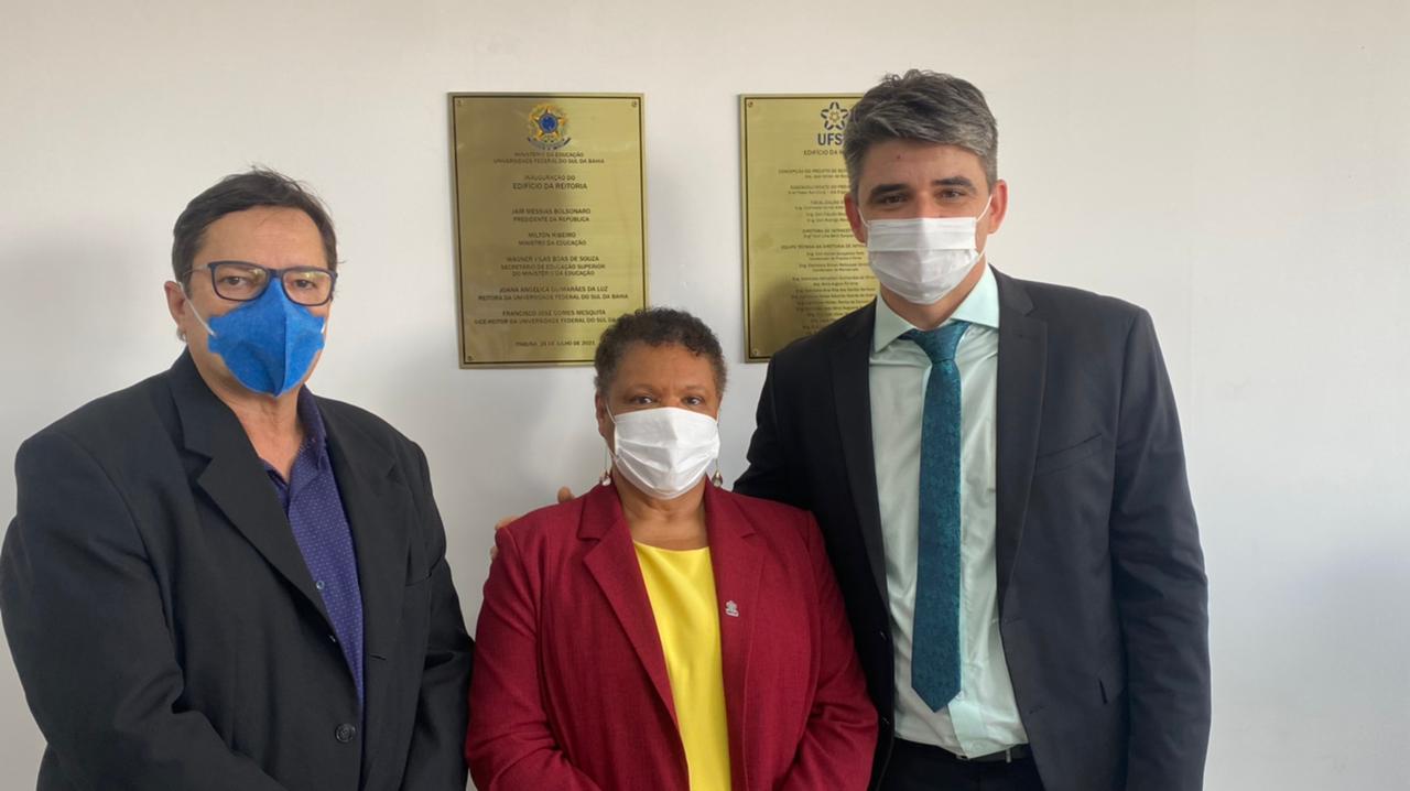 Secretário da Amurc, Luciano Veiga, Reitora Joana Angélica e o Presidente da Amurc Marcone Amaral.jpeg