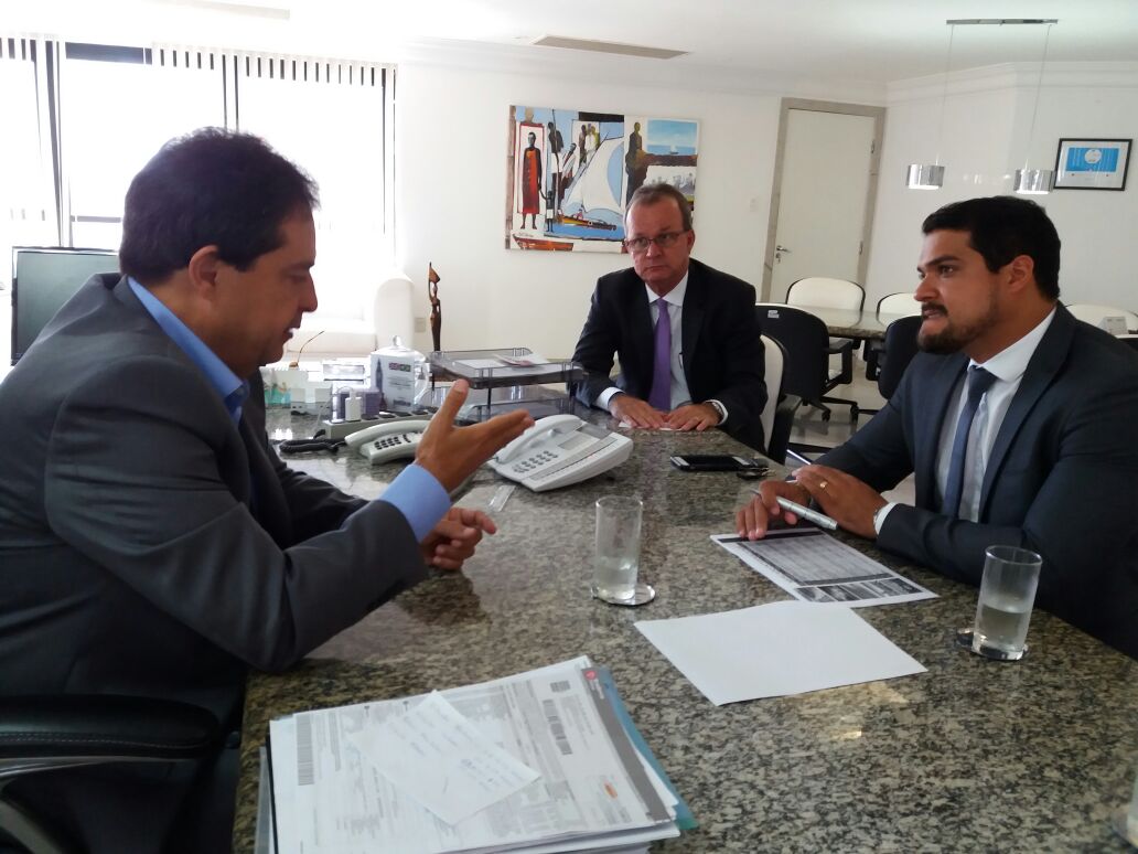 O_secretário_estadual_de_Turismo_José_Alves_acompanhado_do_superintendente_de_Serviços_Turísticos_Jorge_Ávila_recebeu__o_secretário_de_Turismo_de_Ilhéus_Roberto_Lobão__Foto_divulgação.jpeg