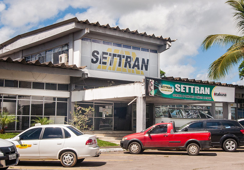Itabuna - Settran faz reparo e controle de tr&acirc;nsito em trecho que sem&aacute;foro apresentou falha t&eacute;cnica