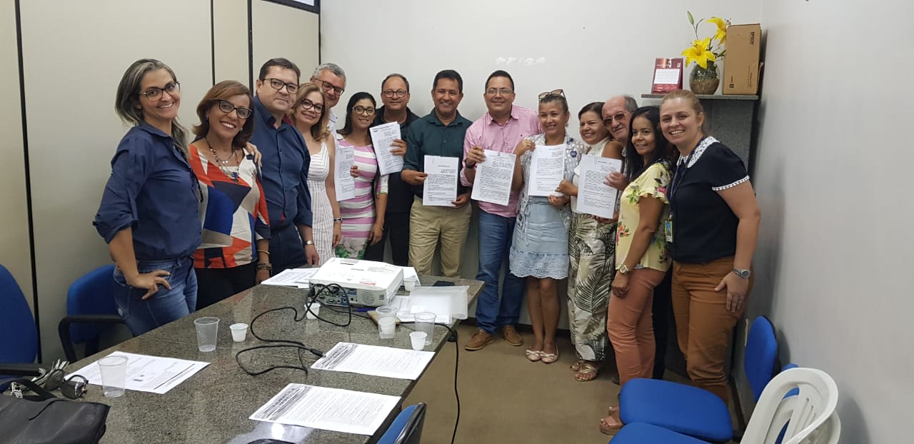 Prefeitos, secretários municipais, representantes da Amurc e da Proex Uesc.jpeg